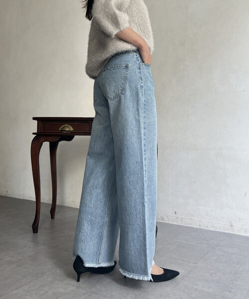 Chez toi(シェトワ)の「裾フリンジデニム(デニムパンツ・レディース・サックスブルー/ブルー・MEDIUM/SMALL)」の8枚目の写真