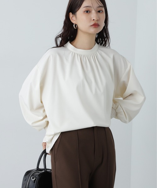 N.(N. Natural Beauty Basic)(エヌエヌナチュラルビューティーベーシック)の「シャーリングカフスブラウス(シャツ/ブラウス・レディース・オフホワイト/ブルー/オレンジ・MEDIUM)」の2枚目の写真