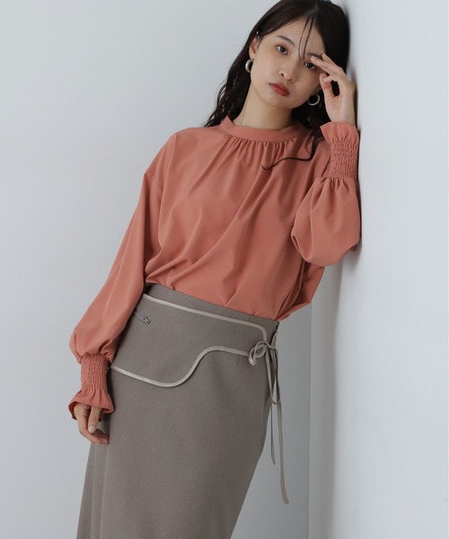 N.(N. Natural Beauty Basic)(エヌエヌナチュラルビューティーベーシック)の「シャーリングカフスブラウス(シャツ/ブラウス・レディース・オフホワイト/ブルー/オレンジ・MEDIUM)」の3枚目の写真