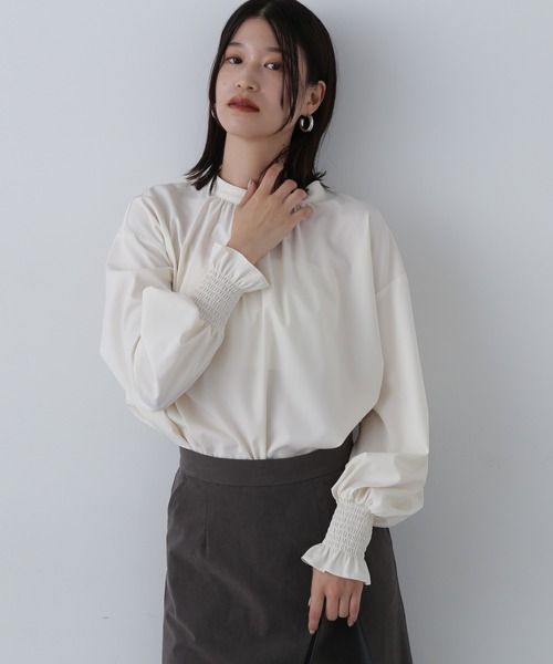 N.(N. Natural Beauty Basic)(エヌエヌナチュラルビューティーベーシック)の「シャーリングカフスブラウス(シャツ/ブラウス・レディース・オフホワイト/ブルー/オレンジ・MEDIUM)」の4枚目の写真