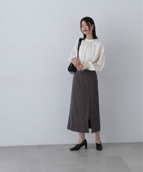 N.(N. Natural Beauty Basic)(エヌエヌナチュラルビューティーベーシック)の「シャーリングカフスブラウス(シャツ/ブラウス・レディース・オフホワイト/ブルー/オレンジ・MEDIUM)」の5枚目の写真