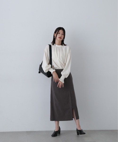 N.(N. Natural Beauty Basic)(エヌエヌナチュラルビューティーベーシック)の「シャーリングカフスブラウス(シャツ/ブラウス・レディース・オフホワイト/ブルー/オレンジ・MEDIUM)」の6枚目の写真