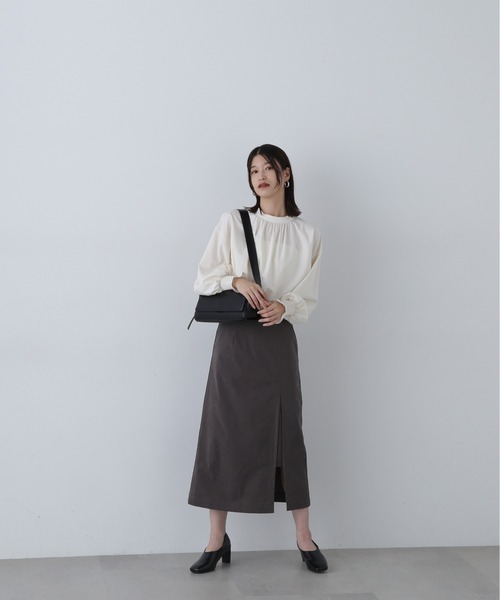 N.(N. Natural Beauty Basic)(エヌエヌナチュラルビューティーベーシック)の「シャーリングカフスブラウス(シャツ/ブラウス・レディース・オフホワイト/ブルー/オレンジ・MEDIUM)」の7枚目の写真