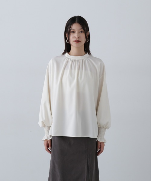 N.(N. Natural Beauty Basic)(エヌエヌナチュラルビューティーベーシック)の「シャーリングカフスブラウス(シャツ/ブラウス・レディース・オフホワイト/ブルー/オレンジ・MEDIUM)」の8枚目の写真