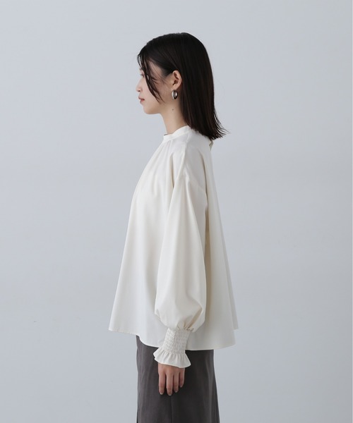 N.(N. Natural Beauty Basic)(エヌエヌナチュラルビューティーベーシック)の「シャーリングカフスブラウス(シャツ/ブラウス・レディース・オフホワイト/ブルー/オレンジ・MEDIUM)」の9枚目の写真