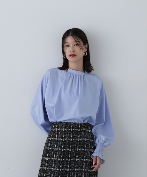 N.(N. Natural Beauty Basic)(エヌエヌナチュラルビューティーベーシック)の「シャーリングカフスブラウス(シャツ/ブラウス・レディース・オフホワイト/ブルー/オレンジ・MEDIUM)」の16枚目の写真