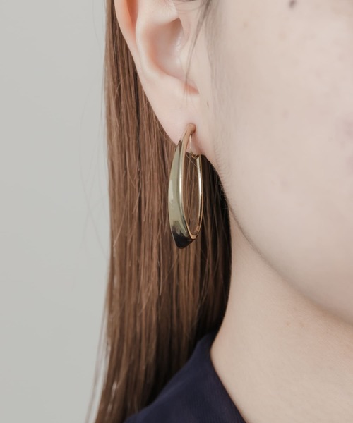 SMELLY（スメリー）の「メタルビッグニュアンスフープイヤリング（イヤリング・レディース・ゴールド・-）」の9枚目の写真