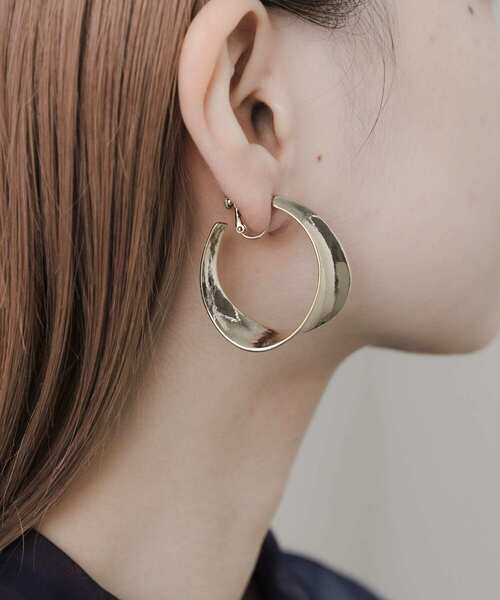 SMELLY（スメリー）の「メタルビッグニュアンスフープイヤリング（イヤリング・レディース・ゴールド・-）」の3枚目の写真