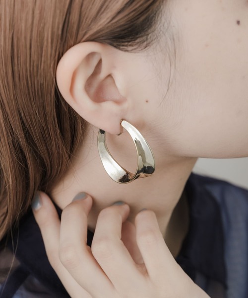 SMELLY（スメリー）の「メタルビッグニュアンスフープイヤリング（イヤリング・レディース・ゴールド・-）」の4枚目の写真