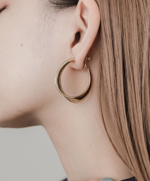 SMELLY（スメリー）の「メタルビッグニュアンスフープイヤリング（イヤリング・レディース・ゴールド・-）」の5枚目の写真