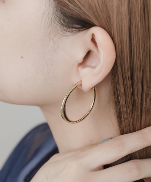 SMELLY（スメリー）の「メタルビッグニュアンスフープイヤリング（イヤリング・レディース・ゴールド・-）」の6枚目の写真