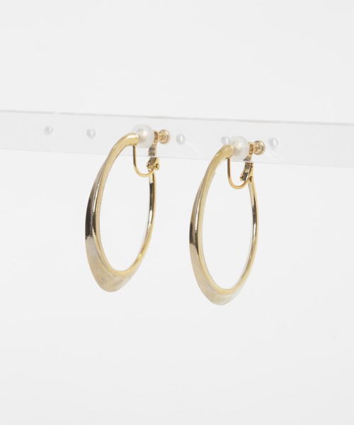 SMELLY（スメリー）の「メタルビッグニュアンスフープイヤリング（イヤリング・レディース・ゴールド・-）」の7枚目の写真