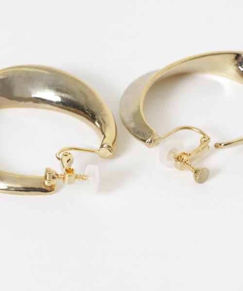 SMELLY（スメリー）の「メタルビッグニュアンスフープイヤリング（イヤリング・レディース・ゴールド・-）」の8枚目の写真