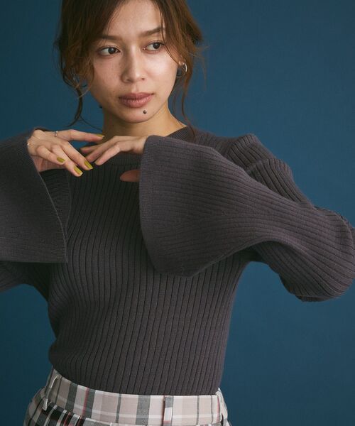 Green　Parks（グリーンパークス）の「・swing by ベルスリーブクルーリブニット（ニット/セーター・レディース・チャコールグレー/ブラック/オフホワイト/モカ・FREE）」の3枚目の写真