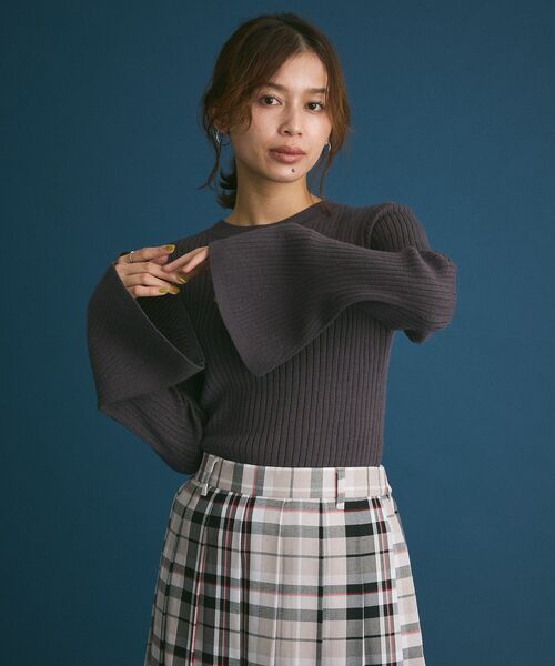 Green　Parks（グリーンパークス）の「・swing by ベルスリーブクルーリブニット（ニット/セーター・レディース・チャコールグレー/ブラック/オフホワイト/モカ・FREE）」の17枚目の写真