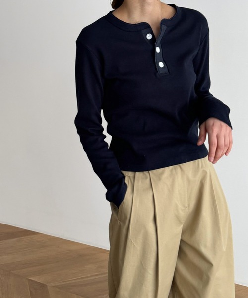 CANAL JEAN（キャナルジーン）の「HARING　ヴィンテージコットンヘンリーロングTシャツ（Tシャツ/カットソー・レディース・ネイビー/ホワイト/グレー/ブラウン/チャコールグレー・ONE SIZE）」の6枚目の写真