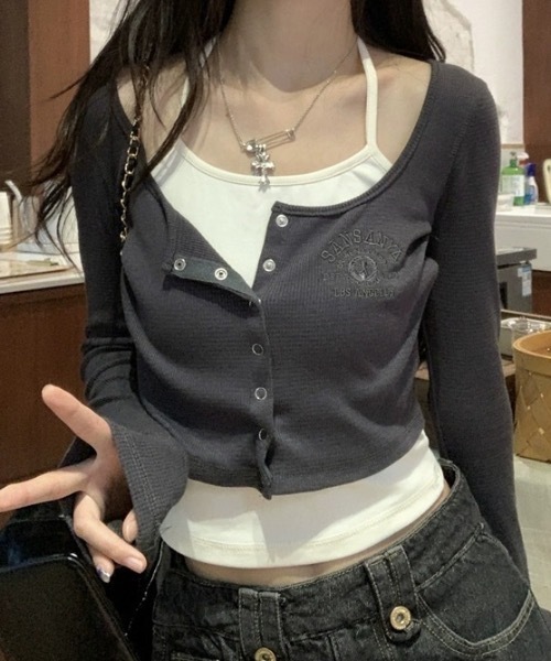 lilful(リルフル)の「ワンポイントフェイクレイヤード フロントボタンコンパクトトップス(Tシャツ/カットソー・レディース・チャコール/グレー・M/L)」の2枚目の写真