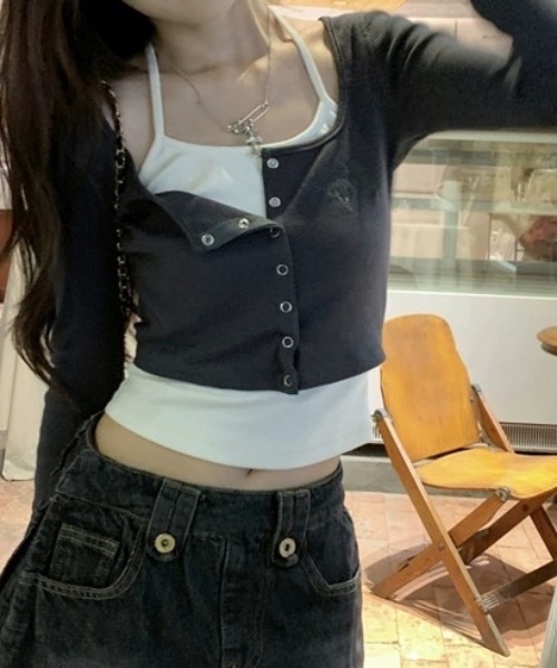 lilful(リルフル)の「ワンポイントフェイクレイヤード フロントボタンコンパクトトップス(Tシャツ/カットソー・レディース・チャコール/グレー・M/L)」の21枚目の写真