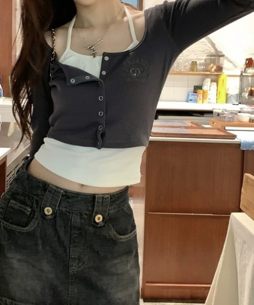 lilful(リルフル)の「ワンポイントフェイクレイヤード フロントボタンコンパクトトップス(Tシャツ/カットソー・レディース・チャコール/グレー・M/L)」の13枚目の写真