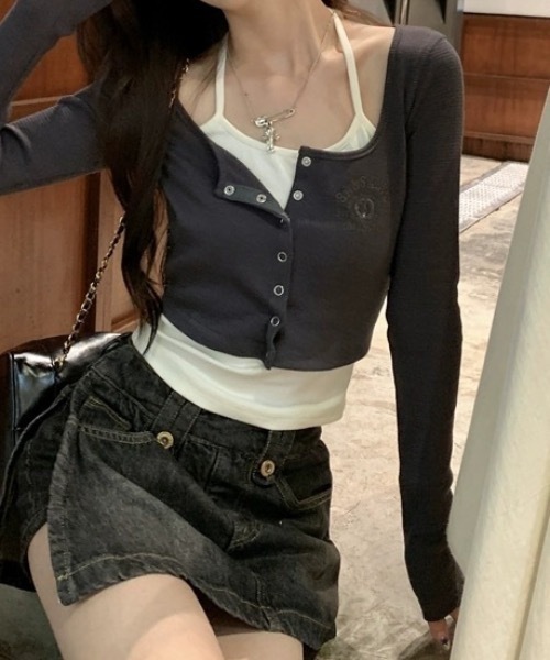 lilful(リルフル)の「ワンポイントフェイクレイヤード フロントボタンコンパクトトップス(Tシャツ/カットソー・レディース・チャコール/グレー・M/L)」の14枚目の写真