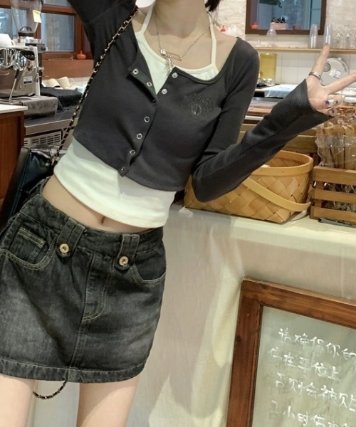 lilful(リルフル)の「ワンポイントフェイクレイヤード フロントボタンコンパクトトップス(Tシャツ/カットソー・レディース・チャコール/グレー・M/L)」の15枚目の写真