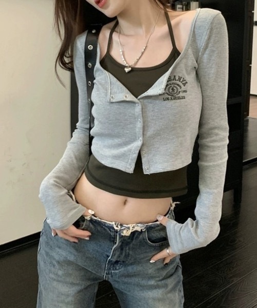 lilful(リルフル)の「ワンポイントフェイクレイヤード フロントボタンコンパクトトップス(Tシャツ/カットソー・レディース・チャコール/グレー・M/L)」の12枚目の写真