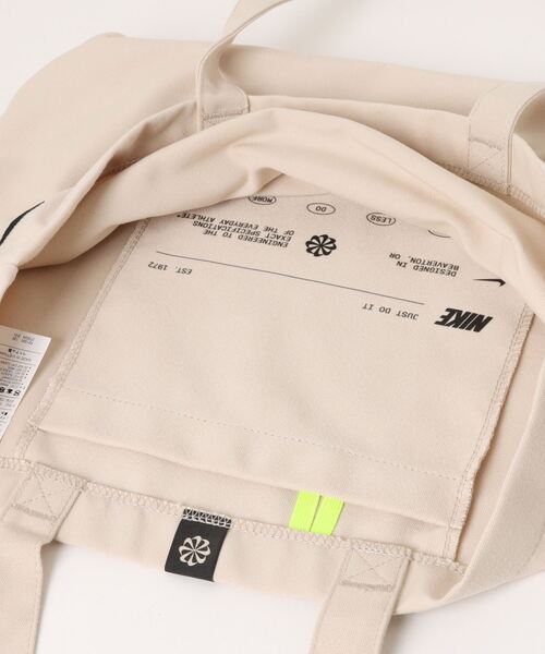 NIKE（ナイキ）の「《NIKEアパレル》ヘリテージ トート 2.0（トートバッグ・メンズ・オートミール/ブラック・フリー）」の4枚目の写真