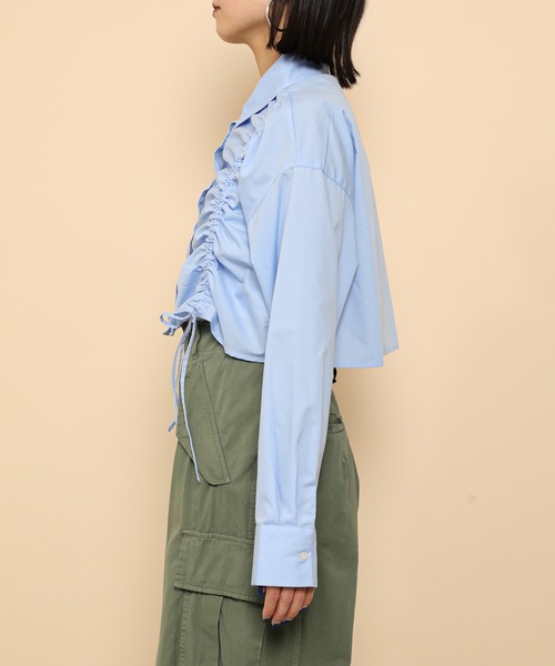 en CAnAF(エンカナフ)の「フロントシャーリング リボン ショート シャツ(シャツ/ブラウス・レディース・オフホワイト/ブルー/スカイブルー系1・フリー)」の5枚目の写真