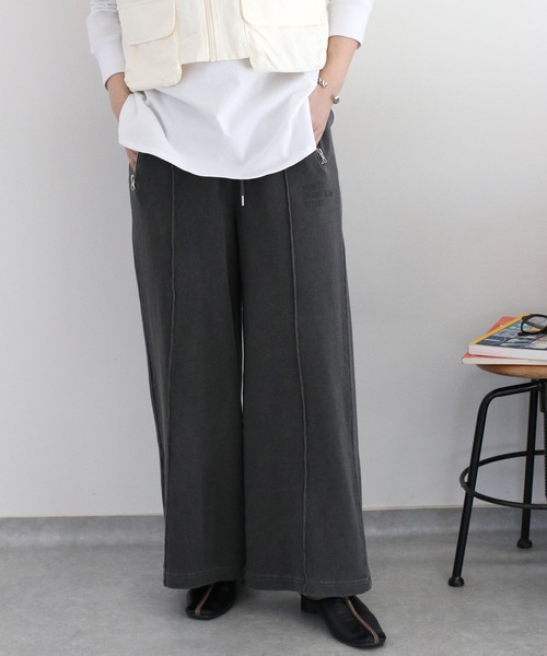 cepo(セポ)の「〈セットアップ対応〉16/10 ワンポイントロゴ裏毛ワイドスウェットパンツ(スウェットパンツ・レディース・チャコール/オフホワイト・M)」の2枚目の写真