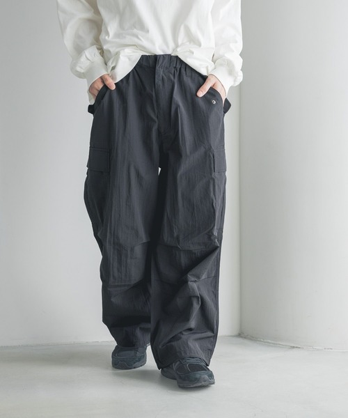 LOWRYS FARM（ローリーズファーム）の「ナイロンワイドカーゴパンツ　327281（カーゴパンツ・メンズ・カーキ/グレー/ブラック・MEDIUM/LARGE）」の13枚目の写真