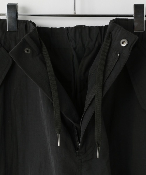 LOWRYS FARM（ローリーズファーム）の「ナイロンワイドカーゴパンツ　327281（カーゴパンツ・メンズ・カーキ/グレー/ブラック・MEDIUM/LARGE）」の9枚目の写真