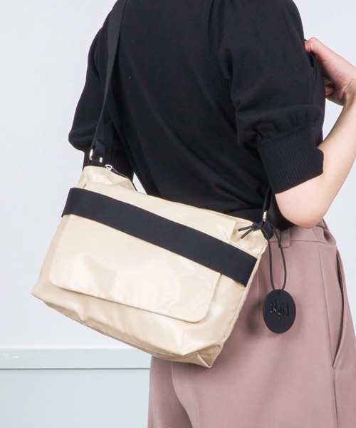 Jack Gomme(ジャックゴム)の「【JACK GOMME/ジャックゴム】ショルダーバッグ メッセンジャーバッグ RIGA(ショルダーバッグ・レディース・ブラック/ホワイト/カーキ/ゴールド/アイボリー/ブルー/ガンメタ/ブラウン/パープル・FREE)」の2枚目の写真