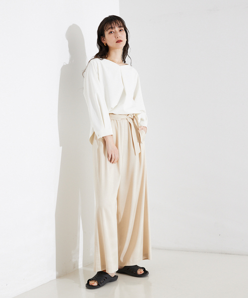 qualite（カリテ）の「2WAYストレッチタックブラウス/オフィスカジュアル（シャツ/ブラウス・レディース・ブラック/オフホワイト・フリー）」の9枚目の写真