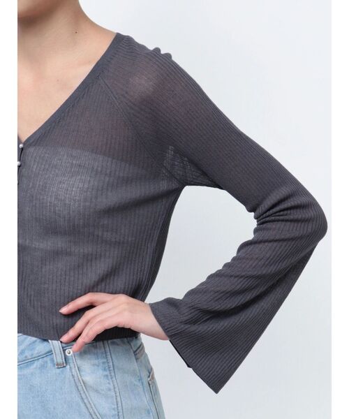 LAGUNAMOON（ラグナムーン）の「ミニパールボタンショートニットカーディガン（カーディガン/ボレロ・レディース・チャコールグレー/アイボリー/ピンク・FREE）」の10枚目の写真