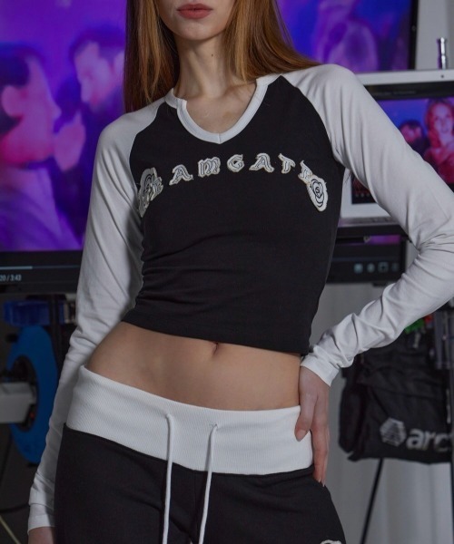 GATELESS（ゲートレス）の「【GATELESS】V NECK CROPPED RAGLAN T-SHIRT / 【ゲートレス】Vネッククロップドラグラン長袖Tシャツ（Tシャツ/カットソー・レディース・アイボリー/ホワイト×ブラック・ONE SIZE）」の7枚目の写真