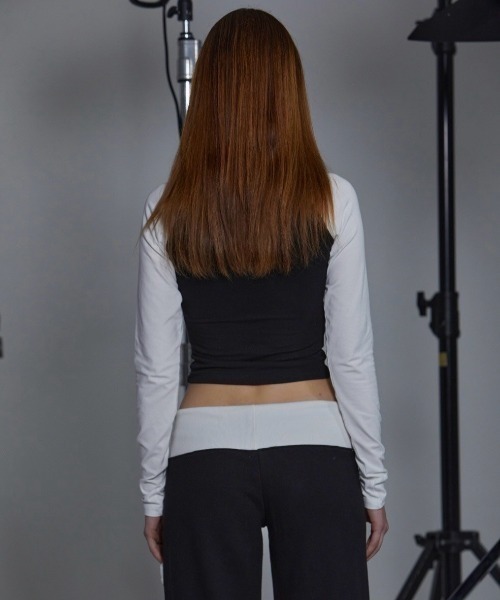 GATELESS（ゲートレス）の「【GATELESS】V NECK CROPPED RAGLAN T-SHIRT / 【ゲートレス】Vネッククロップドラグラン長袖Tシャツ（Tシャツ/カットソー・レディース・アイボリー/ホワイト×ブラック・ONE SIZE）」の3枚目の写真