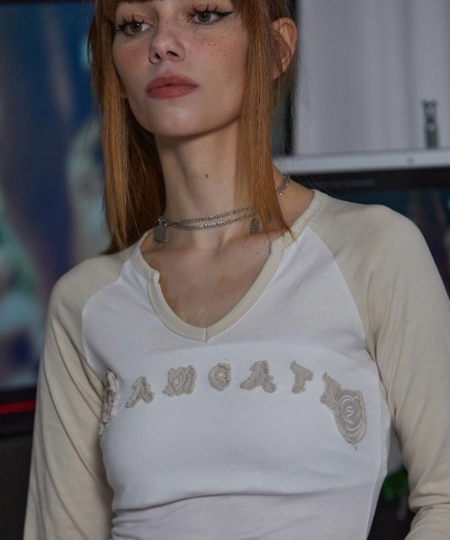 GATELESS（ゲートレス）の「【GATELESS】V NECK CROPPED RAGLAN T-SHIRT / 【ゲートレス】Vネッククロップドラグラン長袖Tシャツ（Tシャツ/カットソー・レディース・アイボリー/ホワイト×ブラック・ONE SIZE）」の11枚目の写真