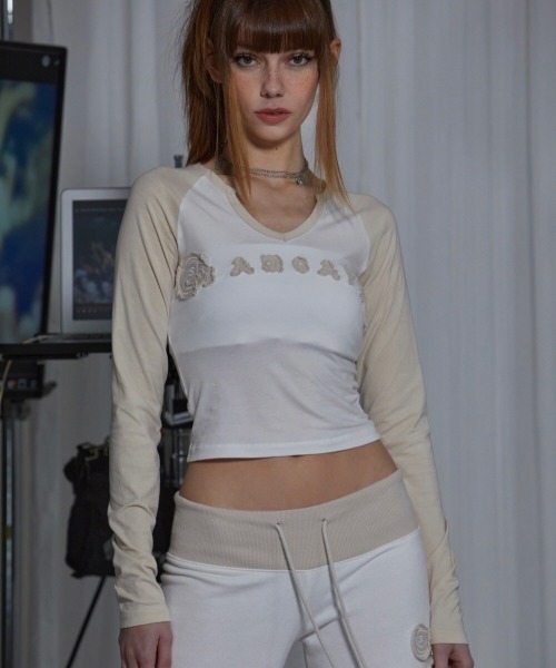 GATELESS（ゲートレス）の「【GATELESS】V NECK CROPPED RAGLAN T-SHIRT / 【ゲートレス】Vネッククロップドラグラン長袖Tシャツ（Tシャツ/カットソー・レディース・アイボリー/ホワイト×ブラック・ONE SIZE）」の10枚目の写真