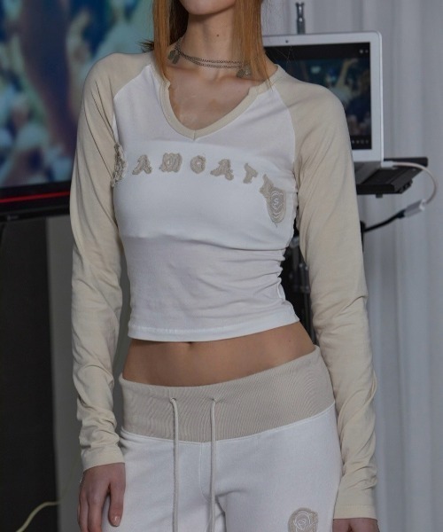 GATELESS（ゲートレス）の「【GATELESS】V NECK CROPPED RAGLAN T-SHIRT / 【ゲートレス】Vネッククロップドラグラン長袖Tシャツ（Tシャツ/カットソー・レディース・アイボリー/ホワイト×ブラック・ONE SIZE）」の13枚目の写真