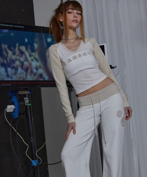 GATELESS（ゲートレス）の「【GATELESS】V NECK CROPPED RAGLAN T-SHIRT / 【ゲートレス】Vネッククロップドラグラン長袖Tシャツ（Tシャツ/カットソー・レディース・アイボリー/ホワイト×ブラック・ONE SIZE）」の15枚目の写真