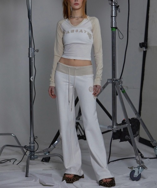 GATELESS（ゲートレス）の「【GATELESS】V NECK CROPPED RAGLAN T-SHIRT / 【ゲートレス】Vネッククロップドラグラン長袖Tシャツ（Tシャツ/カットソー・レディース・アイボリー/ホワイト×ブラック・ONE SIZE）」の16枚目の写真