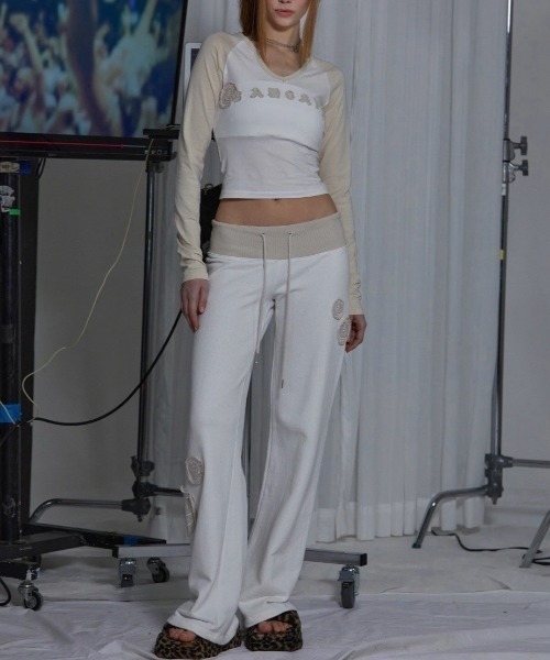 GATELESS（ゲートレス）の「【GATELESS】V NECK CROPPED RAGLAN T-SHIRT / 【ゲートレス】Vネッククロップドラグラン長袖Tシャツ（Tシャツ/カットソー・レディース・アイボリー/ホワイト×ブラック・ONE SIZE）」の17枚目の写真
