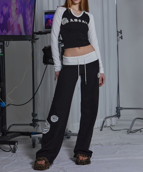 GATELESS（ゲートレス）の「【GATELESS】V NECK CROPPED RAGLAN T-SHIRT / 【ゲートレス】Vネッククロップドラグラン長袖Tシャツ（Tシャツ/カットソー・レディース・アイボリー/ホワイト×ブラック・ONE SIZE）」の19枚目の写真