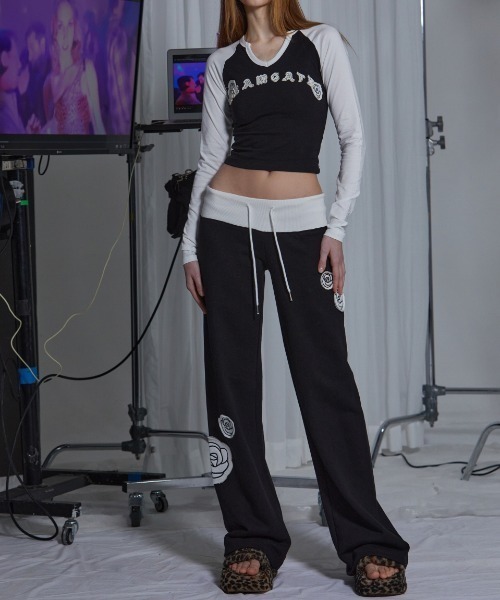 GATELESS（ゲートレス）の「【GATELESS】V NECK CROPPED RAGLAN T-SHIRT / 【ゲートレス】Vネッククロップドラグラン長袖Tシャツ（Tシャツ/カットソー・レディース・アイボリー/ホワイト×ブラック・ONE SIZE）」の18枚目の写真