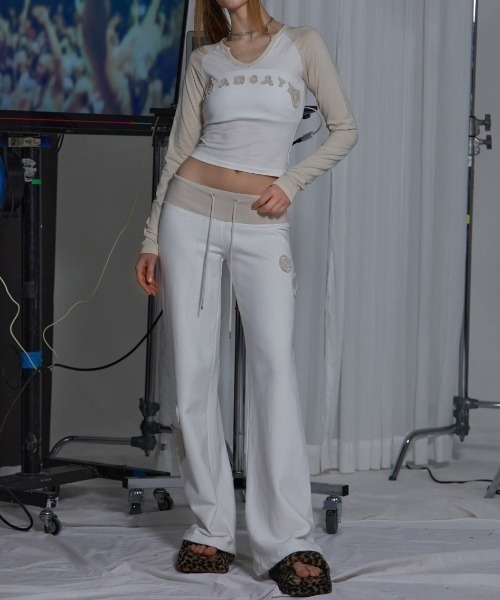 GATELESS（ゲートレス）の「【GATELESS】V NECK CROPPED RAGLAN T-SHIRT / 【ゲートレス】Vネッククロップドラグラン長袖Tシャツ（Tシャツ/カットソー・レディース・アイボリー/ホワイト×ブラック・ONE SIZE）」の20枚目の写真