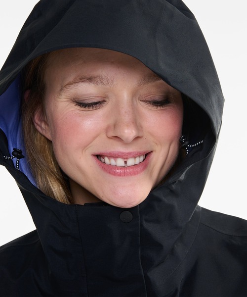 AIGLE(エーグル)の「GORE-TEX ゴアテックス 防風 撥水 防水 透湿 3レイヤー ショートフーデッドジャケット(マウンテンパーカー・レディース・オフホワイト/ブラック・40/38/36)」の3枚目の写真