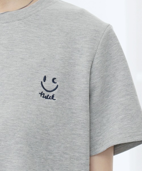 LOWO(ロワ)の「ワンポイントスマイリー刺繍Tシャツ カットソー(Tシャツ/カットソー・レディース・グレー/オフホワイト/チャコールグレー/ブラック/ピンク・FREE)」の4枚目の写真