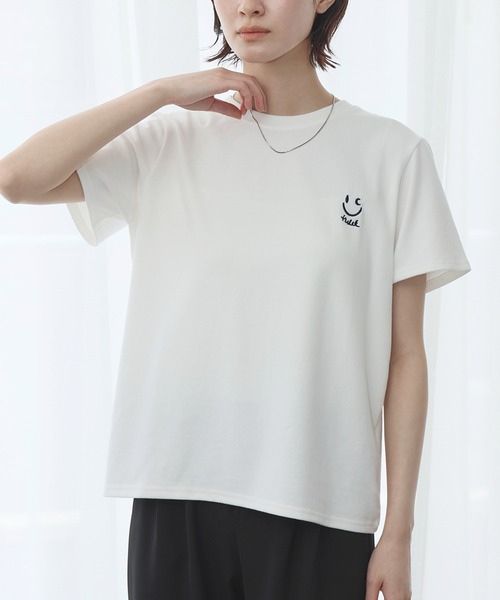 LOWO(ロワ)の「ワンポイントスマイリー刺繍Tシャツ カットソー(Tシャツ/カットソー・レディース・グレー/オフホワイト/チャコールグレー/ブラック/ピンク・FREE)」の1枚目の写真