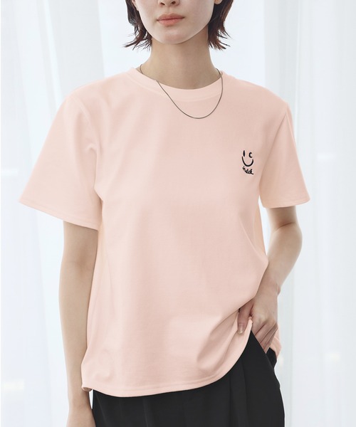 LOWO(ロワ)の「ワンポイントスマイリー刺繍Tシャツ カットソー(Tシャツ/カットソー・レディース・グレー/オフホワイト/チャコールグレー/ブラック/ピンク・FREE)」の5枚目の写真