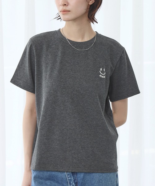 LOWO(ロワ)の「ワンポイントスマイリー刺繍Tシャツ カットソー(Tシャツ/カットソー・レディース・グレー/オフホワイト/チャコールグレー/ブラック/ピンク・FREE)」の3枚目の写真
